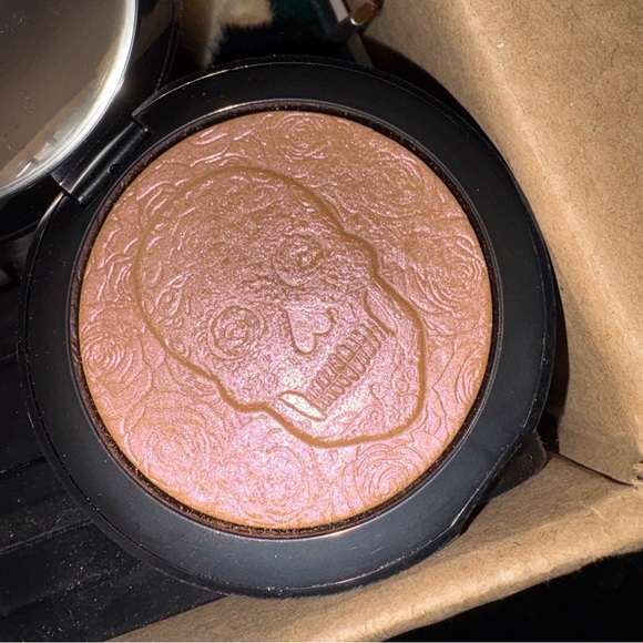 Melt Cosmetics Other - Melt Cosmetics Limited Edition iluminacion Highlighter Day of the Dead Halloween